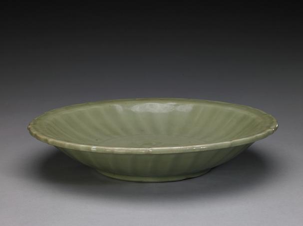 龙泉窑青釉刻花菱花式盘