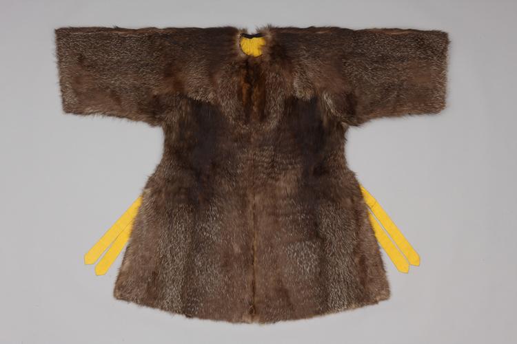 明黄色团龙纹暗花江绸玄狐皮端罩