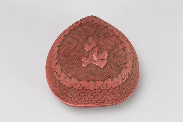 剔红八仙图桃式盒