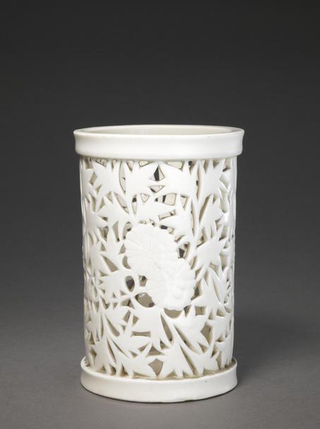 德化窑白釉笔筒