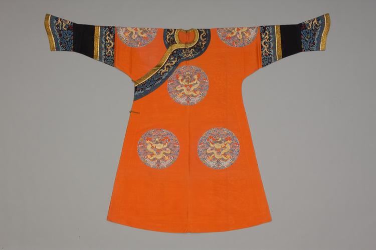 杏黄色纳纱八团彩云蝠金龙纹女单龙袍