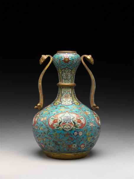 掐丝珐琅双蝠捧寿花果纹如意耳蒜头瓶