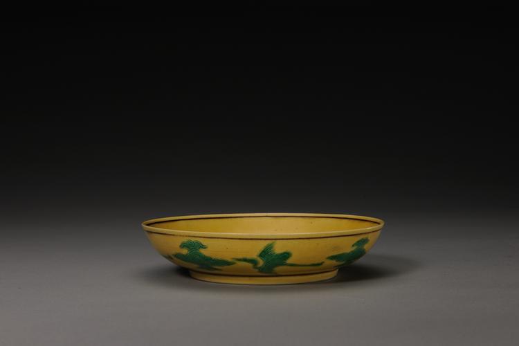 道光款黄地紫绿彩里云龙外云鹤纹盘