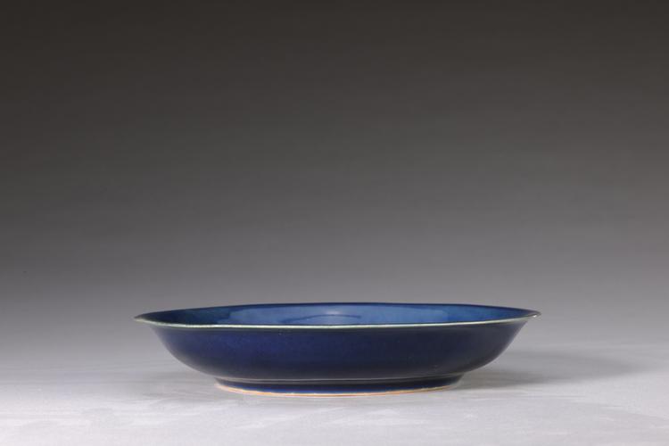 嘉靖款蓝釉暗划云龙纹盘