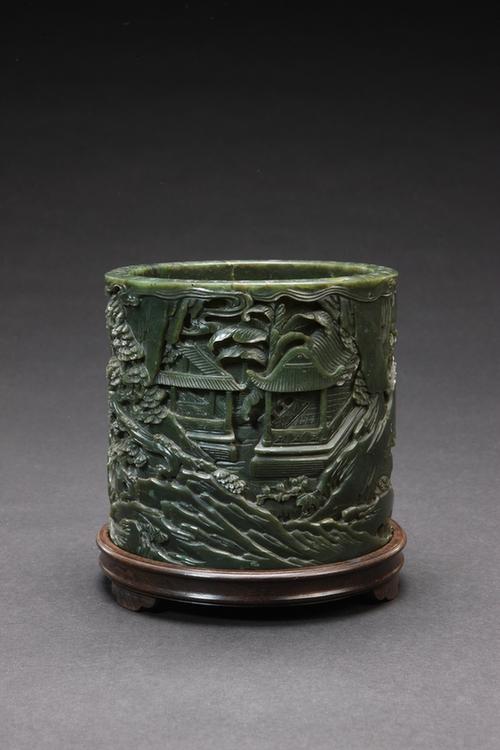 乾隆御题碧玉“云瀑飞棂”图笔筒