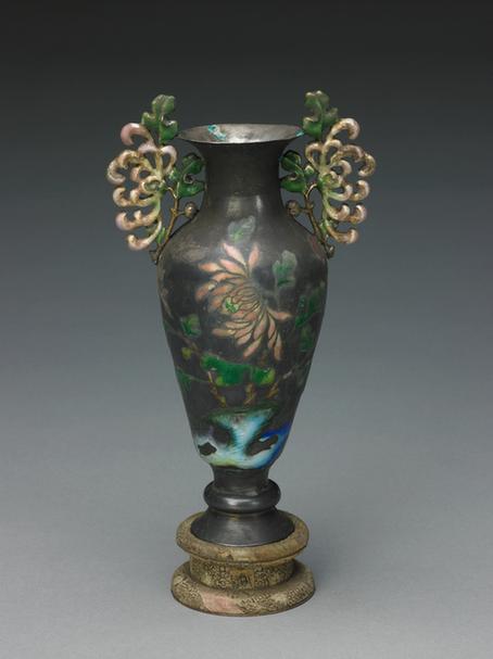 银烧蓝菊蝶纹菊花耳瓶