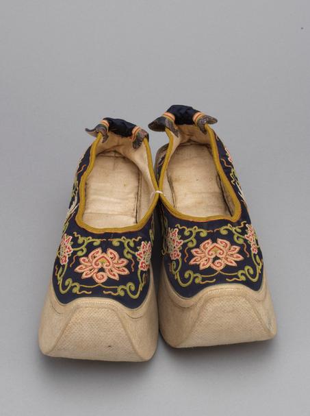 石青色缎缉线绣双鹤莲花纹皂鞋