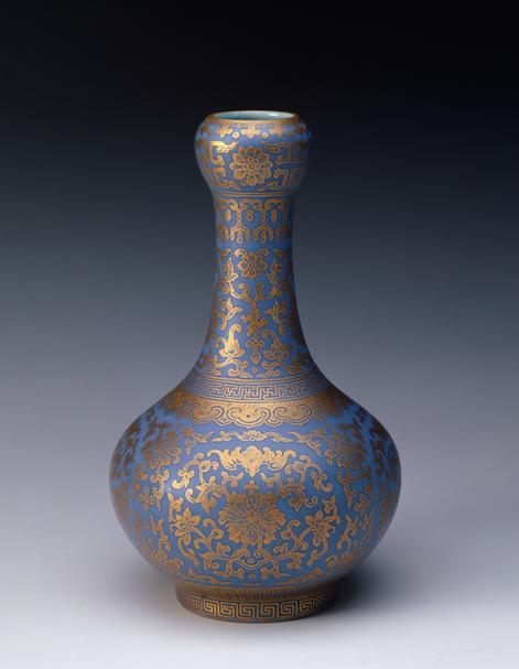 嘉庆款蓝地描金缠枝莲纹蒜头瓶