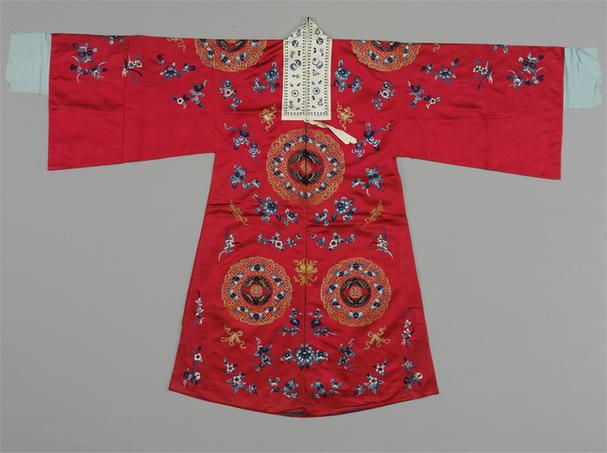 红色缎绣十团喜相逢花卉葡萄金暗八仙纹男帔