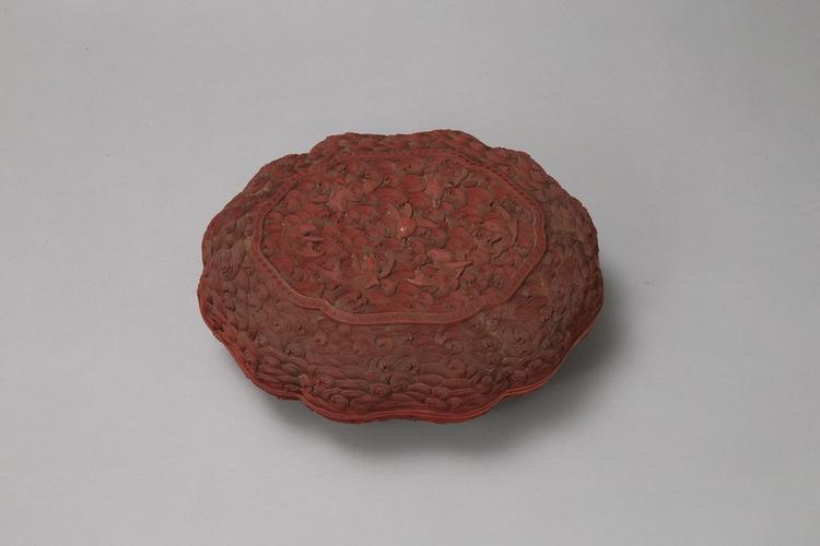 剔红海水飞鱼纹海棠式盒