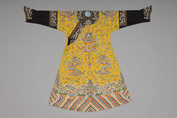 明黄色缎缀绣缉米珠龙纹女夹龙袍