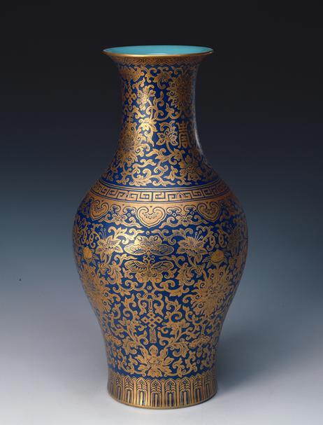 嘉庆款祭蓝描金缠枝莲蝶纹瓶