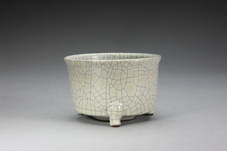 哥窑青釉三足筒式炉