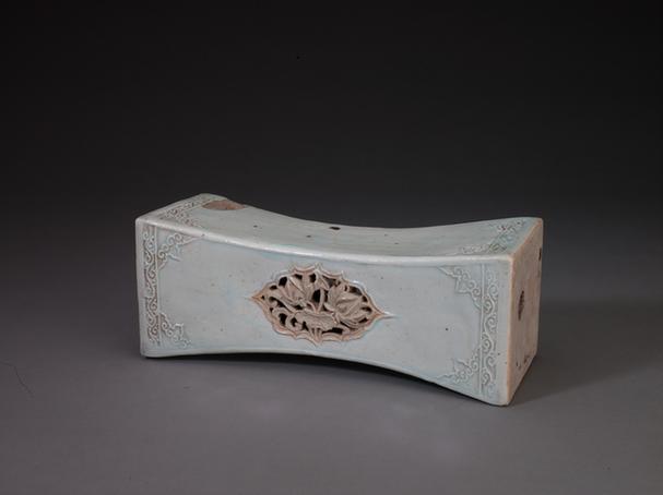 青白釉素胎镂花长方枕