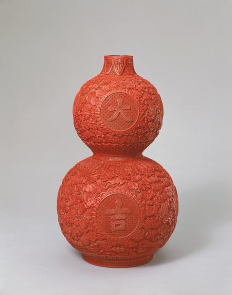 剔红蕉叶云蝠八宝纹大吉葫芦式瓶