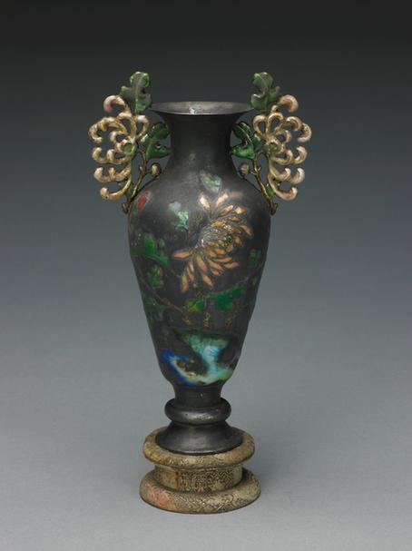 银烧蓝菊蝶纹菊花耳瓶