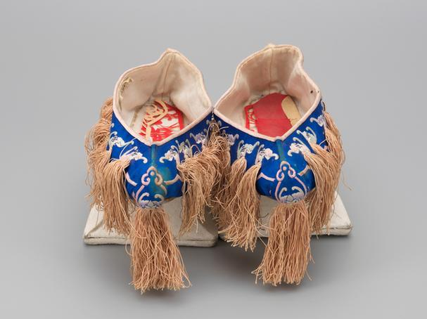 品蓝色缎绣蝙蝠纹花盆底夹鞋