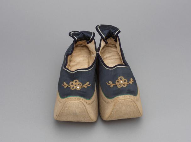 石青色缎缉线绣钉珠花卉纹皂鞋