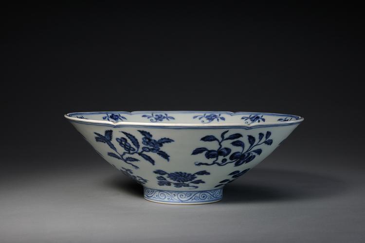 宣德款青花折枝花果纹葵瓣口碗