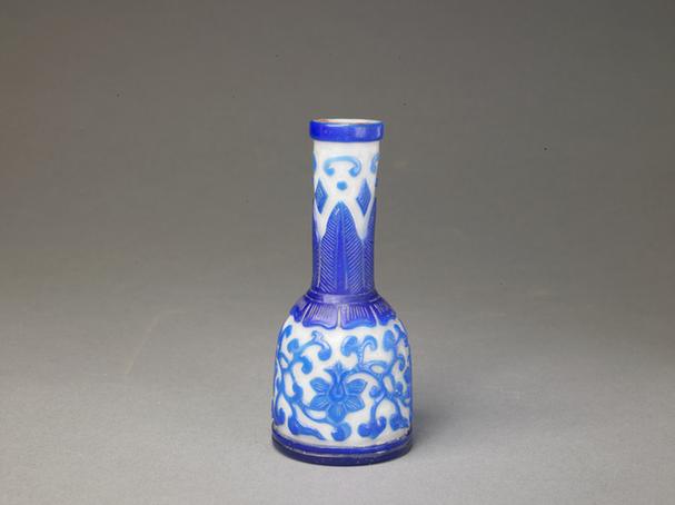 乾隆款白色地套蓝色玻璃缠枝莲纹马蹄尊