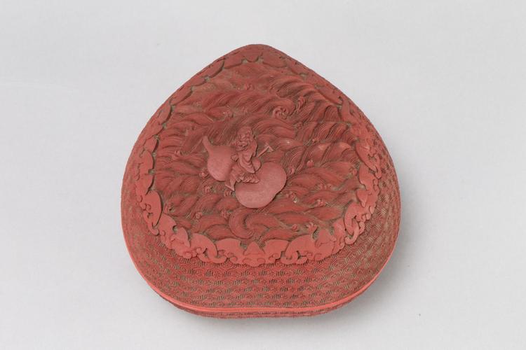 剔红八仙图桃式盒