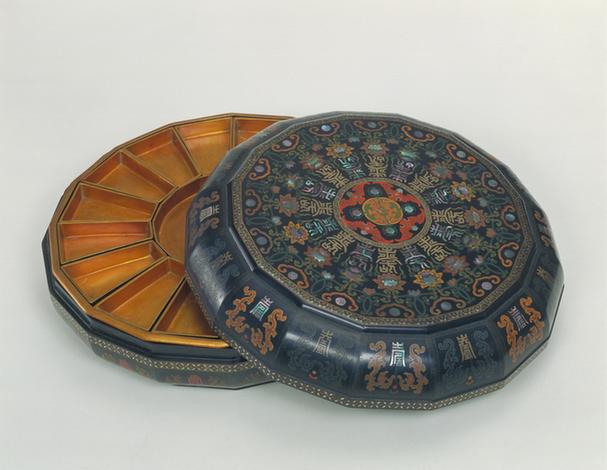 描彩漆嵌螺钿寿字缠枝莲纹攒盒