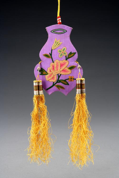 雪灰色缎平金钉线绣玉堂富贵纹活计-槟榔袋