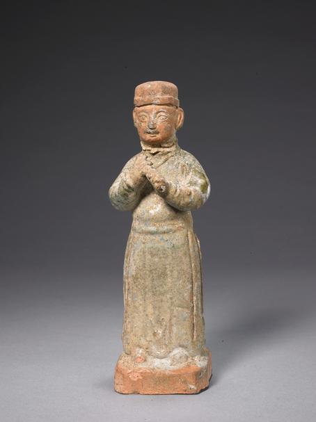 陶绿釉持物男立俑