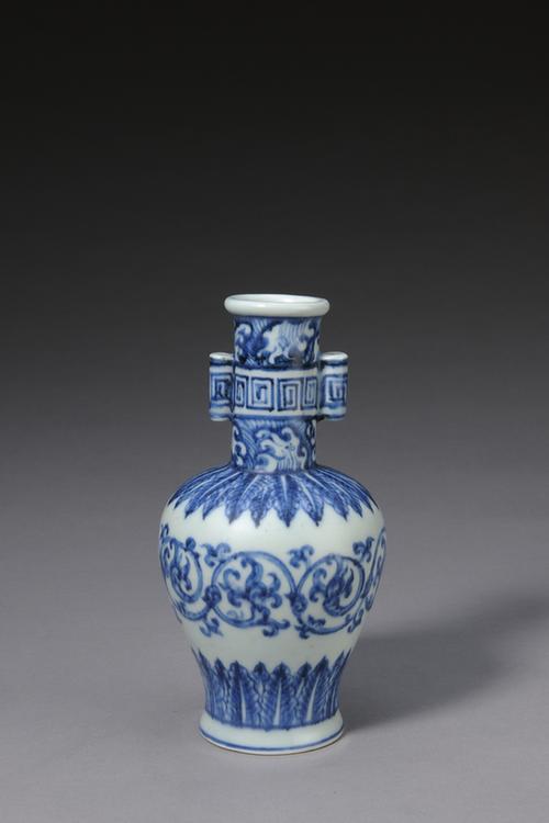 宣德款青花缠枝花卉纹贯耳瓶