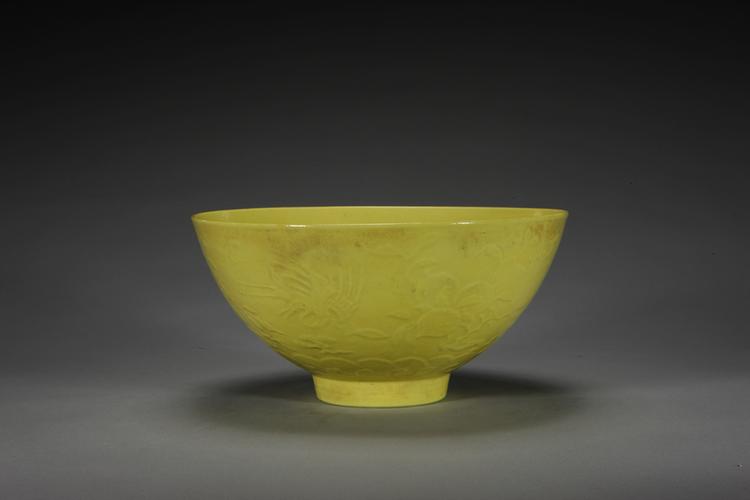 雍正款淡黄釉凸印花鸟纹碗