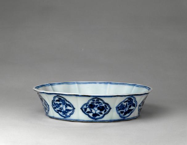青花折枝石榴纹菱花口洗
