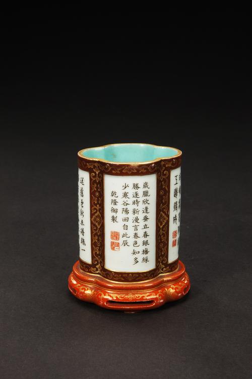 乾隆款粉彩描金题诗海棠式笔筒