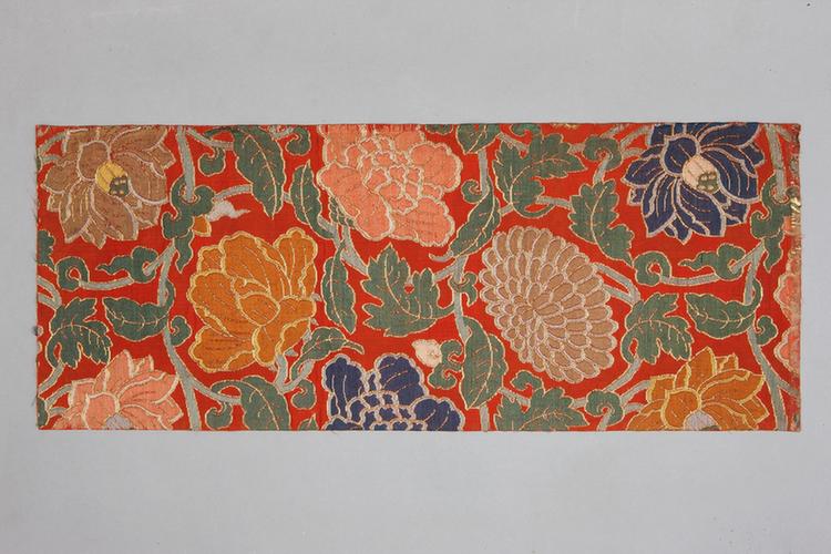 红色缠枝菊莲茶花纹妆花缎