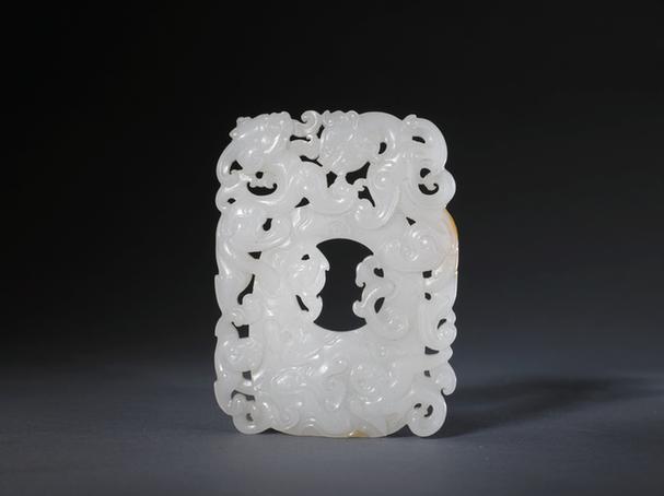 白玉透雕蟠螭纹鸡心佩