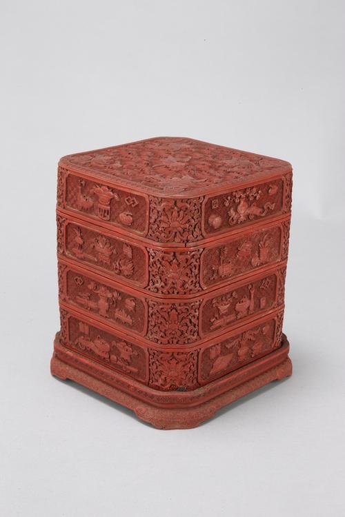 乾隆款剔红飞鱼纹开光博古纹四方委角三层盒