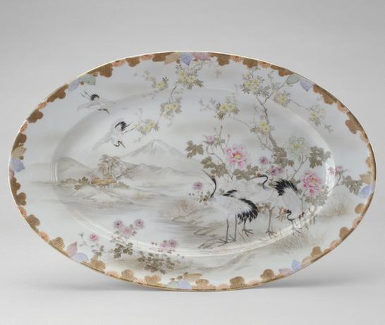 日本春光款花鸟山水图椭圆盘