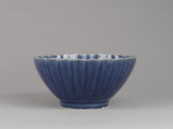 回青釉菊瓣碗