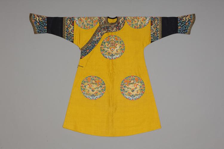 明黄色纱绣八团彩云蝠金龙纹女单龙袍