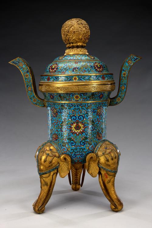 乾隆款掐丝珐琅勾莲纹双耳象足盖炉
