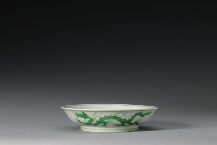 白釉暗刻海水绿彩龙纹盘