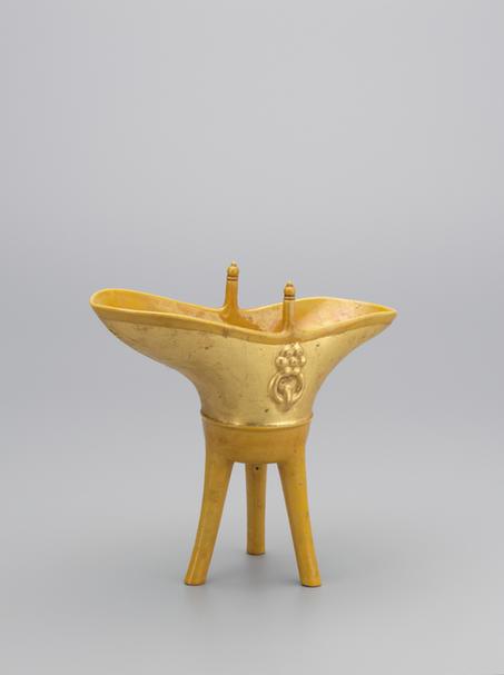 乾隆款黄釉涂金爵