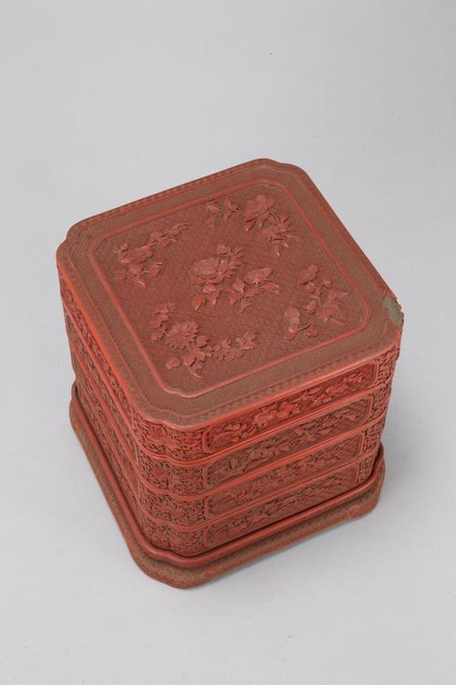 剔红开光花卉纹带座四方委角三层盒