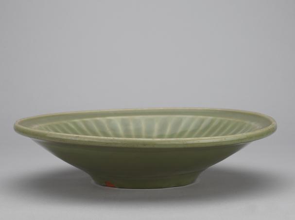 龙泉窑青釉暗划菊瓣纹盘