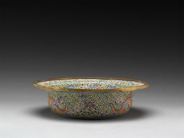 画珐琅彩龙桃蝠纹盆