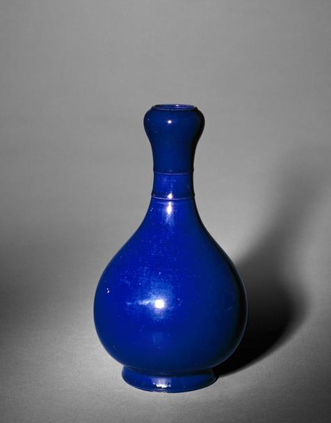 乾隆款茄皮紫釉蒜头瓶
