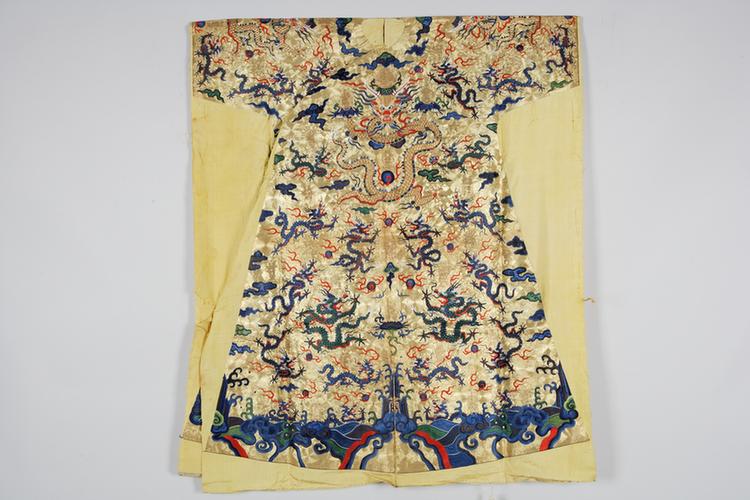 平金满绣云龙纹袍料