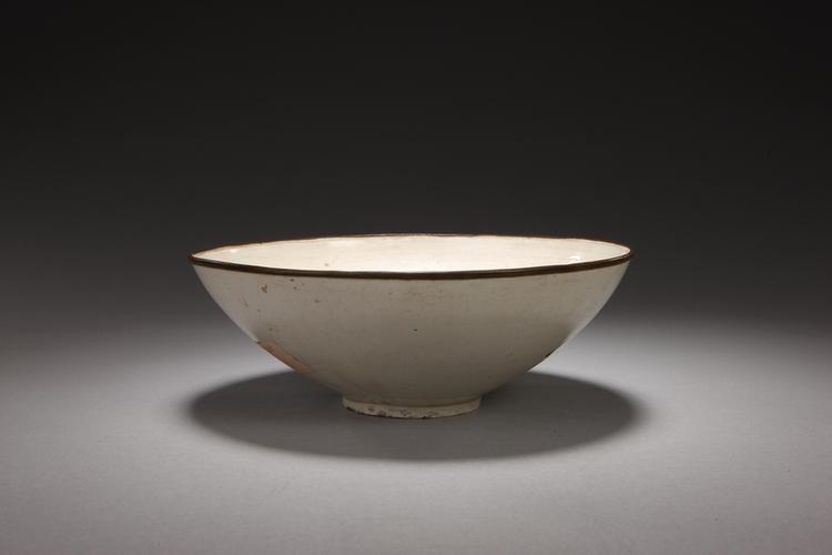 定窑白釉印花鸳鸯鹭莲纹碗