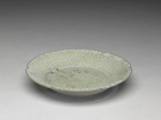 月白青瓷葵口盘(「文」字铭)