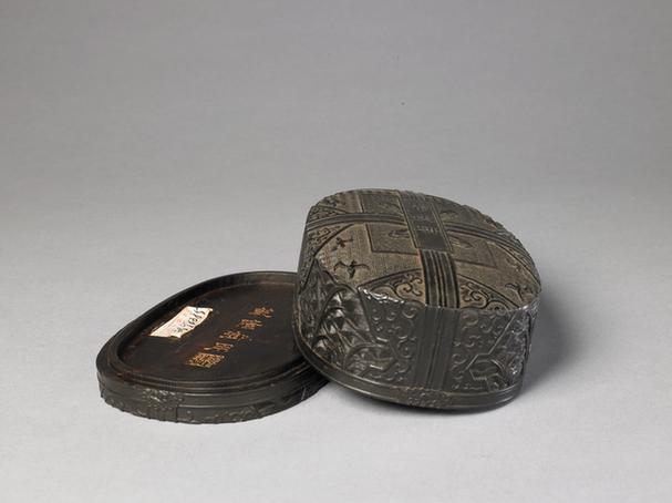 紫檀雕锦纹“虎伏研”盒