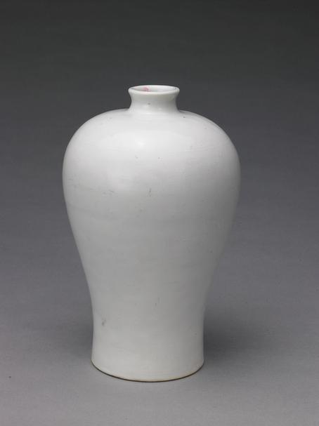 甜白釉锥花缠枝莲纹梅瓶